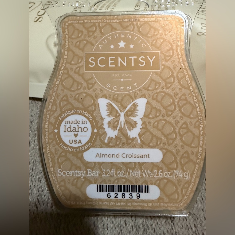 Scentsy Almond Croissant Wax Bar — Beige and White